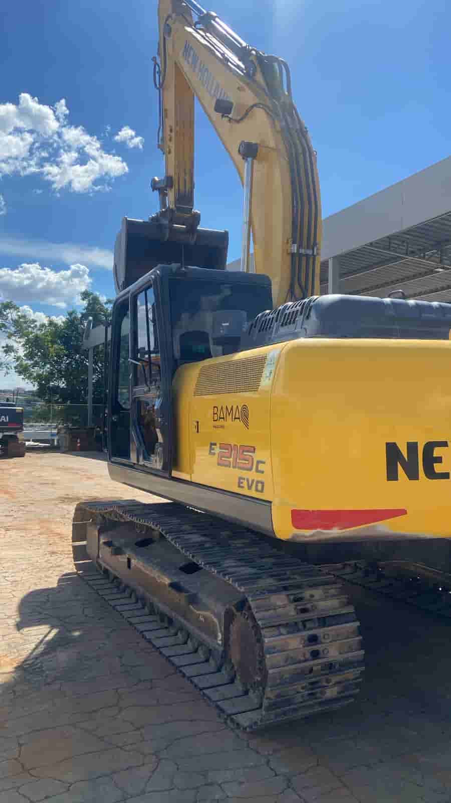 Escavadeira New Holland E215EVO 2020