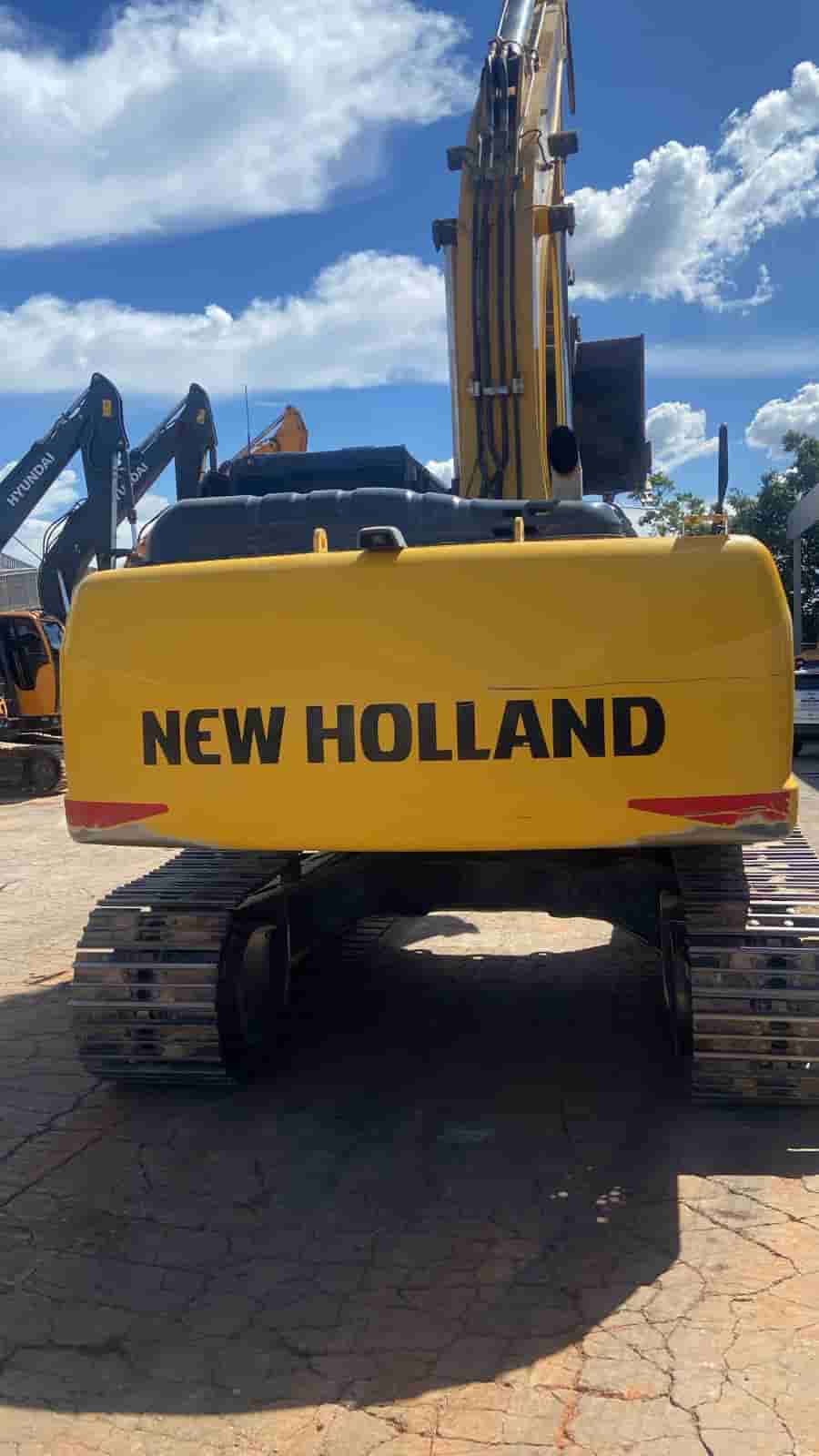 Escavadeira New Holland E215EVO 2020