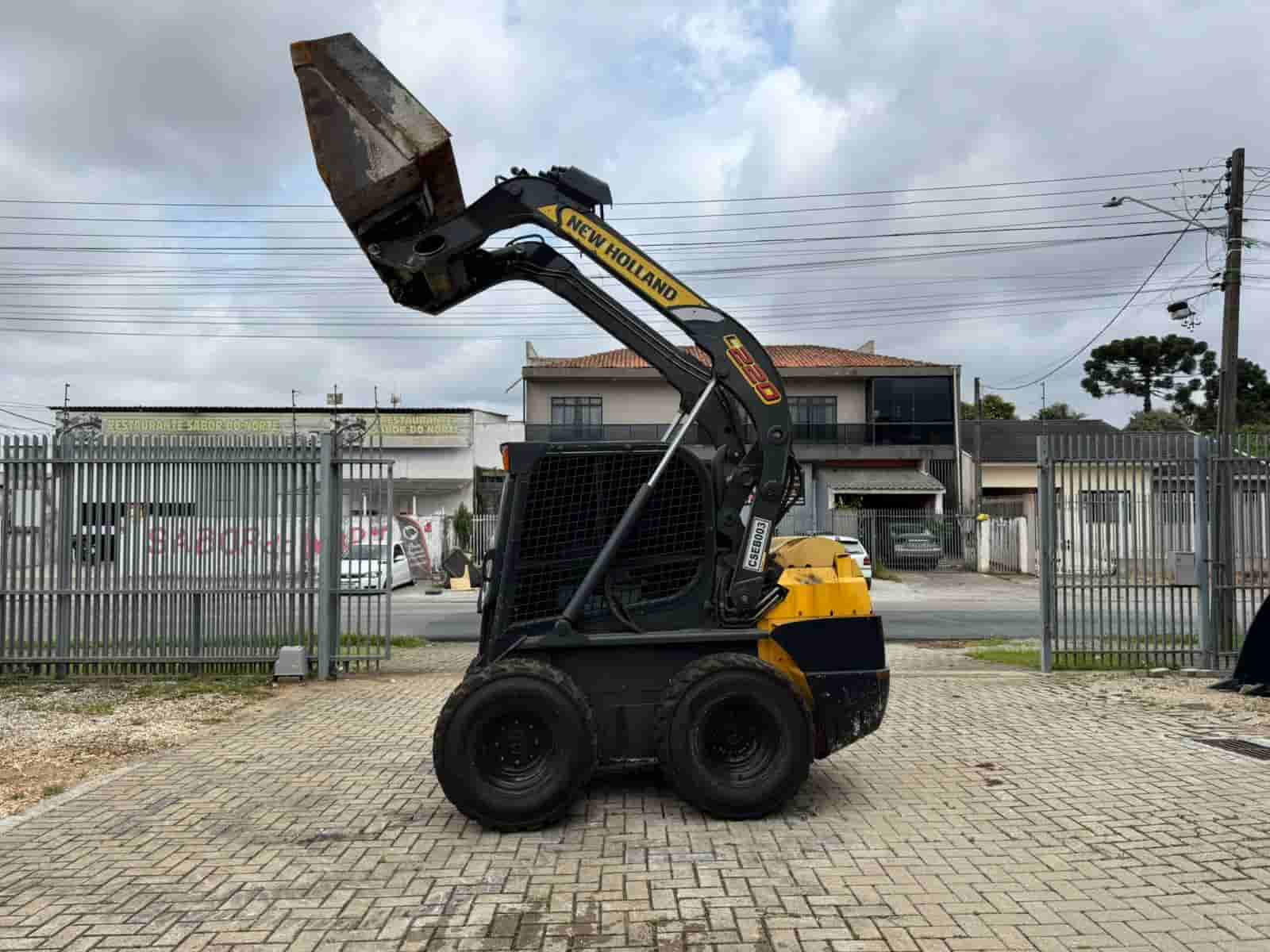 Outros New Holland L220 2020