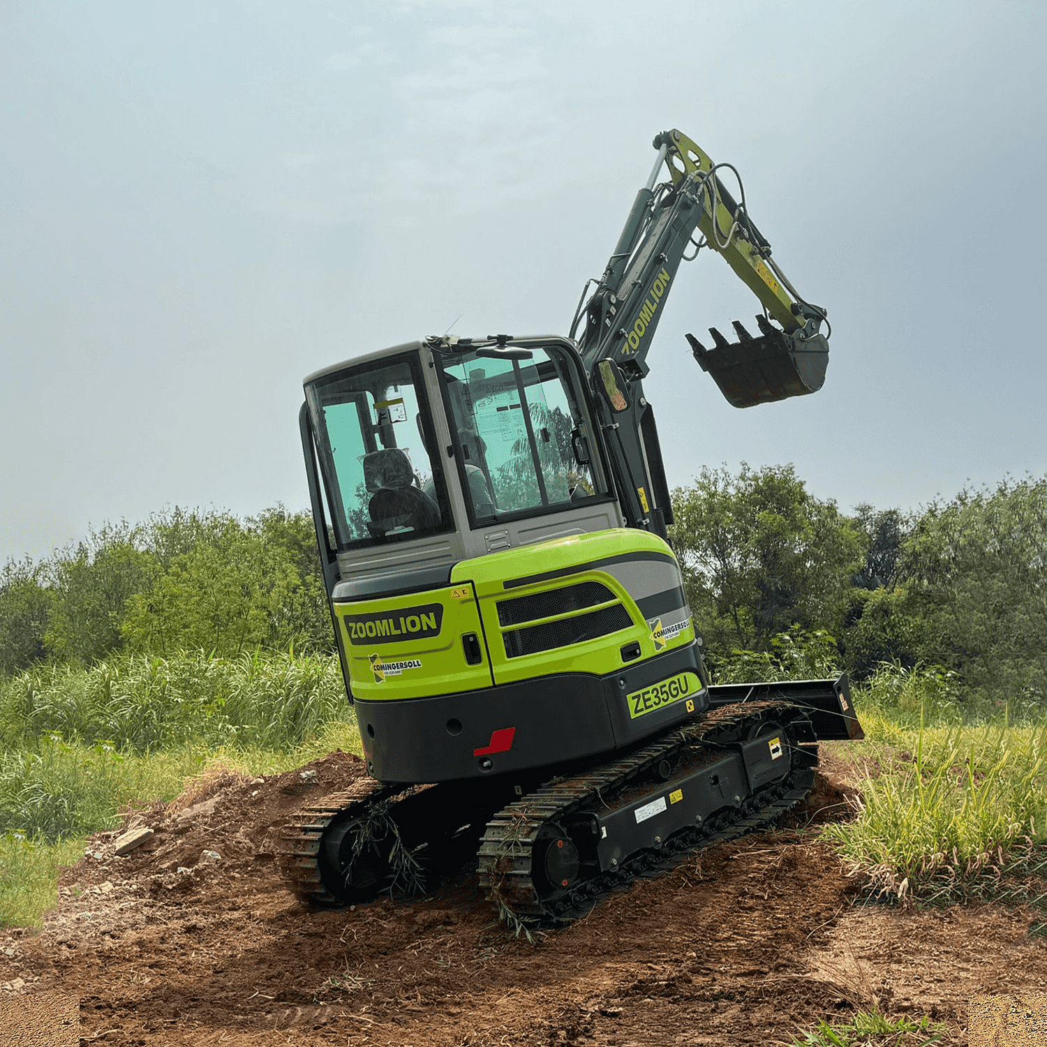 Mini Escavadeira Zoomlion ZE35GU 2025 - imagem de fundo