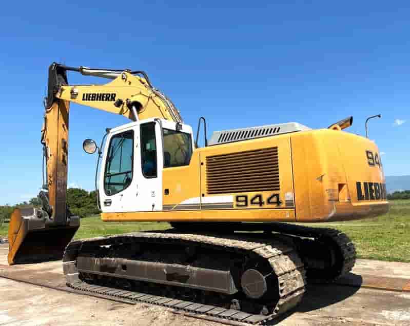 Escavadeira Liebherr R944C 2015 - imagem de fundo