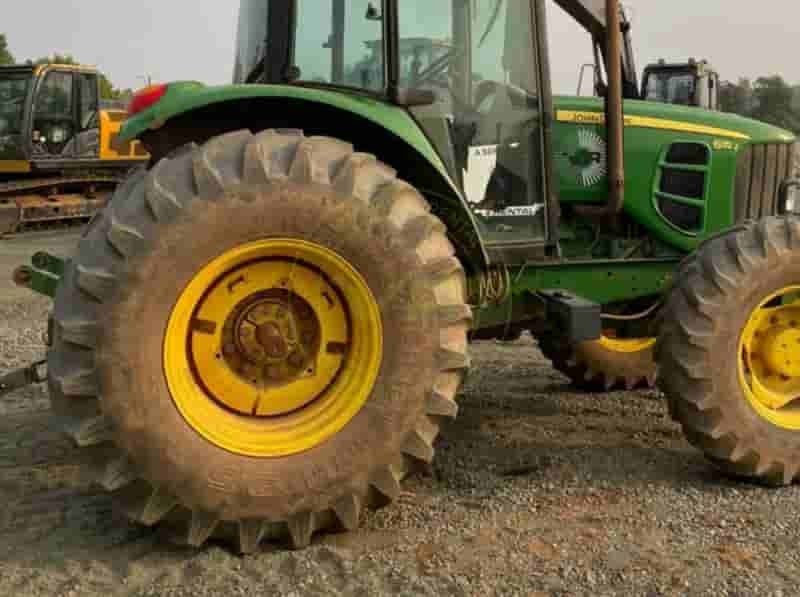 Trator agrícola John Deere 6115J 2022 - imagem de fundo