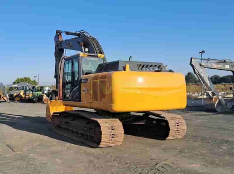 Escavadeira John Deere 210G 2022 - imagem de fundo