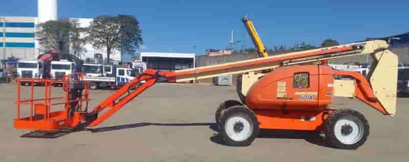 Plataforma elevatória JLG 600 AJ 2010 - imagem de fundo