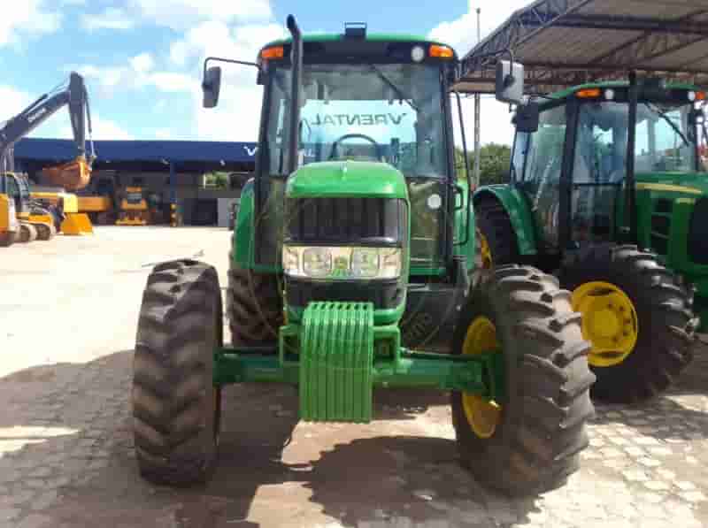 Trator agrícola John Deere 6110J 2022 - imagem de fundo