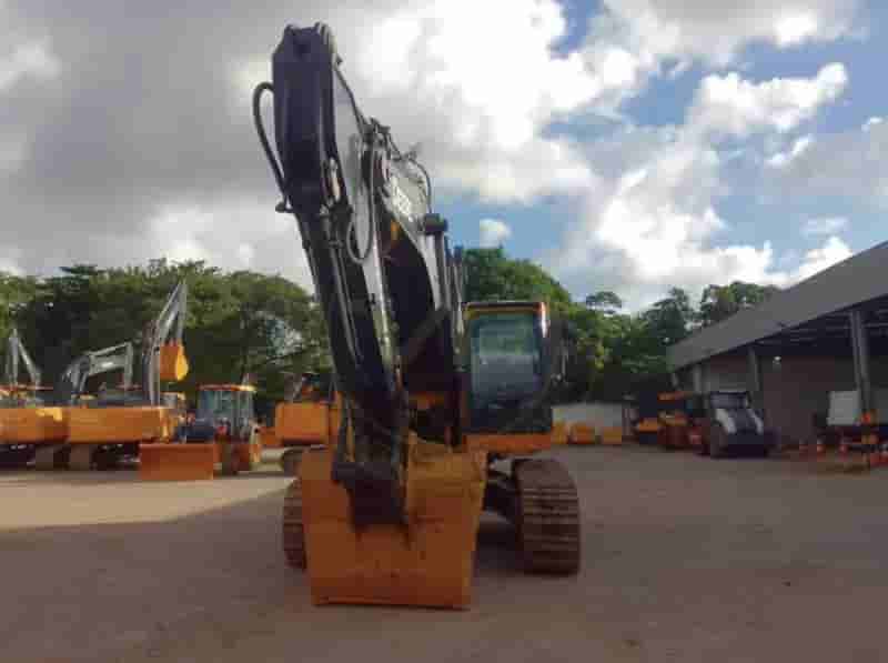 Escavadeira John Deere 350GLC 2022 - imagem de fundo