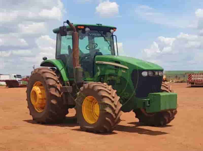 Trator agrícola John Deere 7230 J 2018 - imagem de fundo