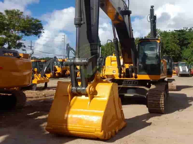 Escavadeira John Deere 350GLC 2021 - imagem de fundo