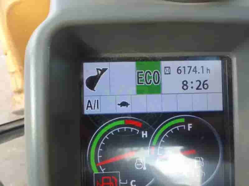 Escavadeira John Deere 350GLC 2020 - imagem de fundo