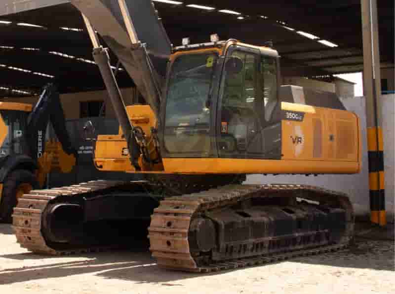 Escavadeira John Deere 350GLC 2022 - imagem de fundo