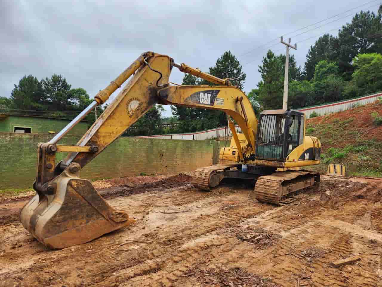 Escavadeira Caterpillar 320CL 2005 - imagem de fundo