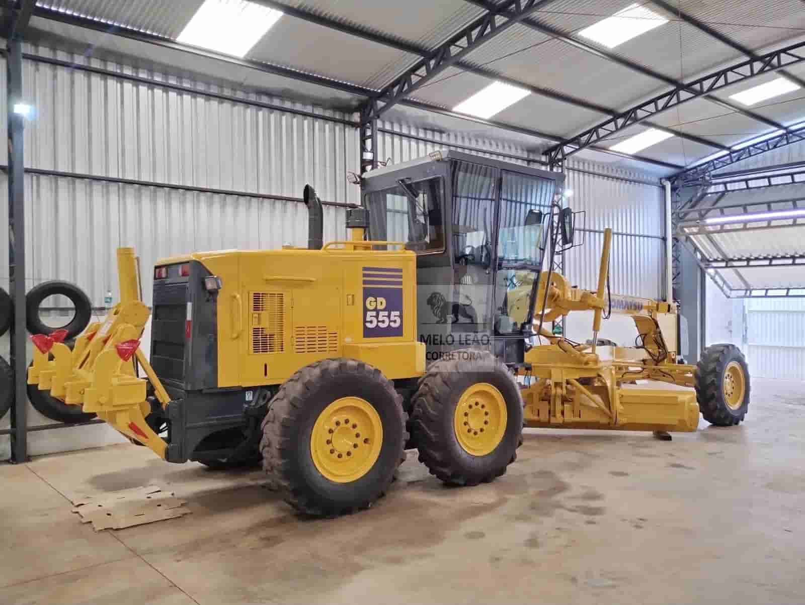 Motoniveladora Komatsu GD555 2011 - imagem de fundo