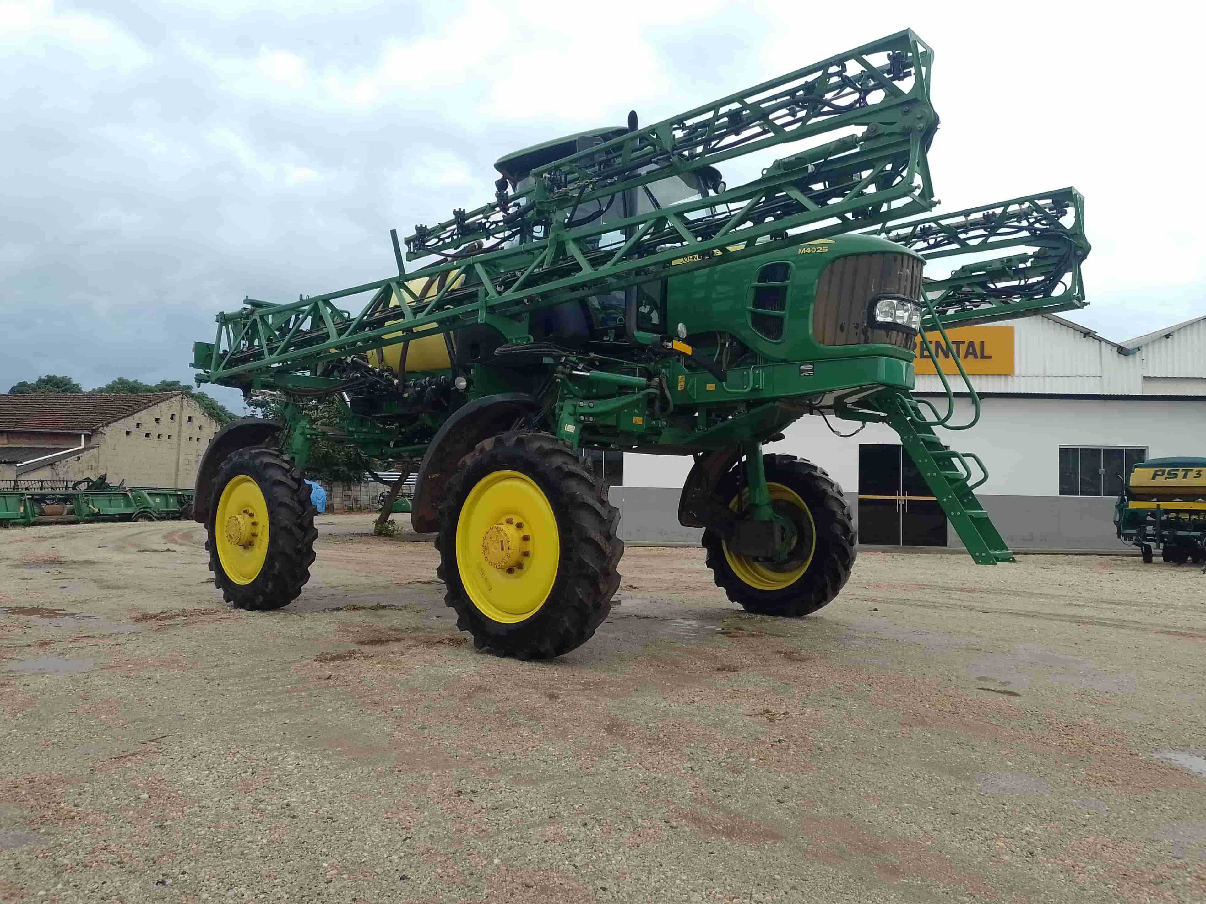 Pulverizador John Deere M4025 2023 - imagem de fundo