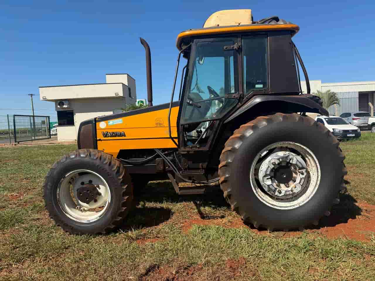 Trator agrícola Valtra 900 4X4 2007 - imagem de fundo