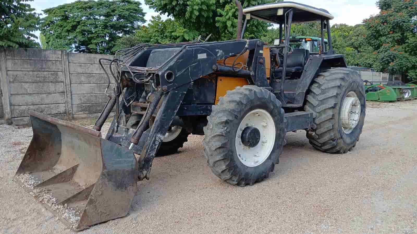 Trator agrícola Valtra BH 140 4X4 2005 - imagem de fundo
