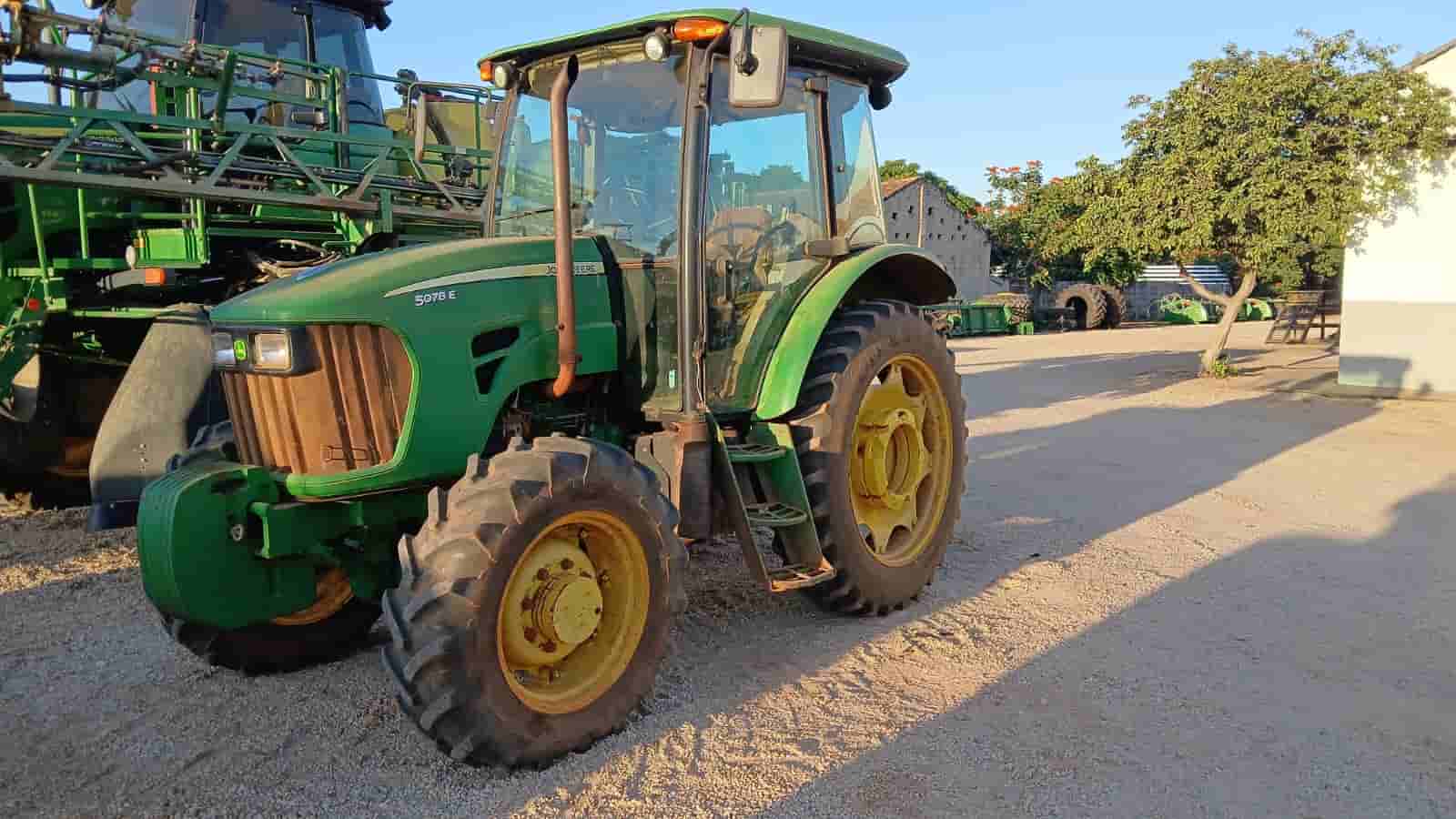 Trator agrícola John Deere 5078E 4X4 2014 - imagem de fundo