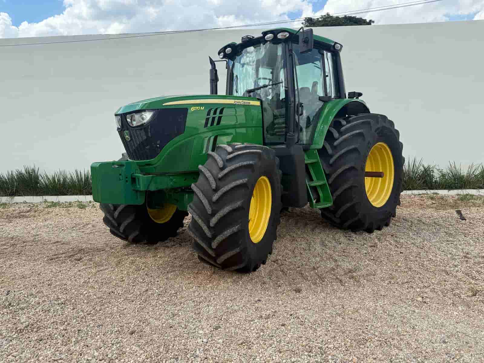 Trator agrícola John Deere 6170M 2022 - imagem de fundo