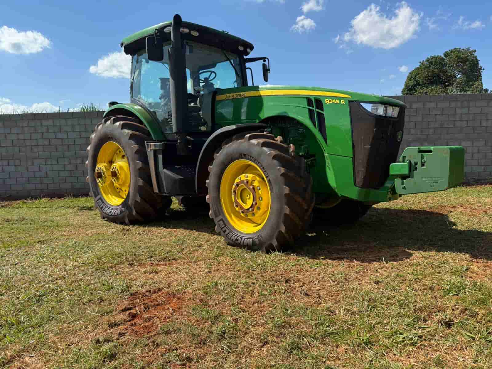 Trator agrícola John Deere 8345 R 2024 - imagem de fundo