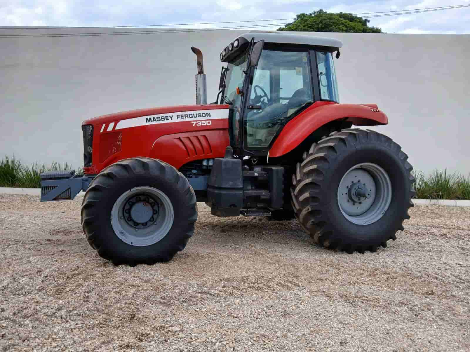 Trator agrícola Massey Ferguson 7350 2012 - imagem de fundo
