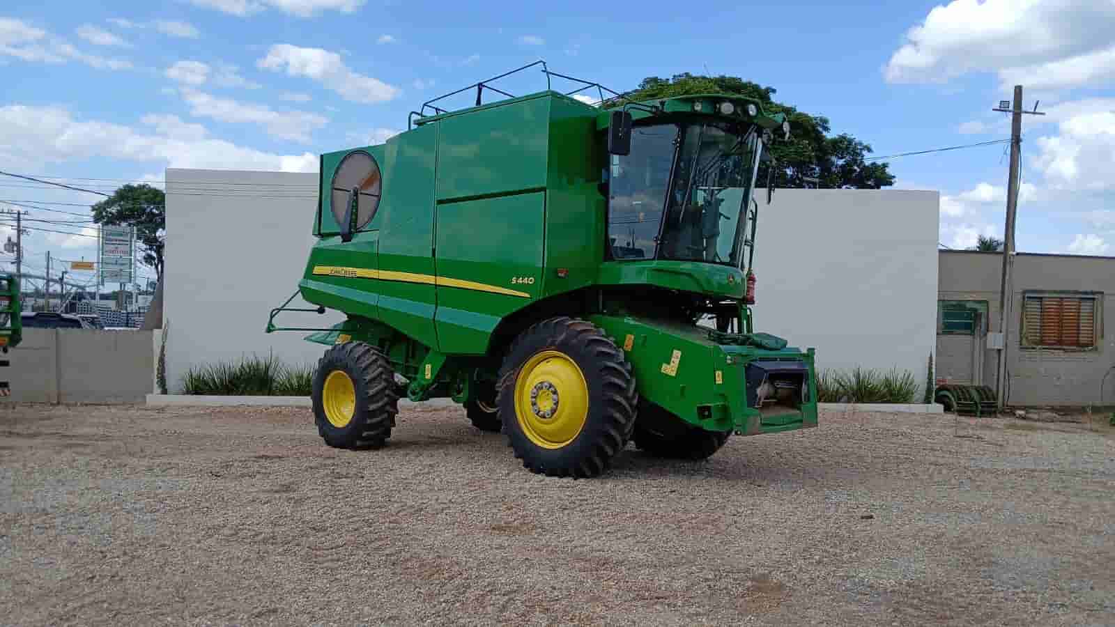 Colheitadeira John Deere S440 2021 - imagem de fundo