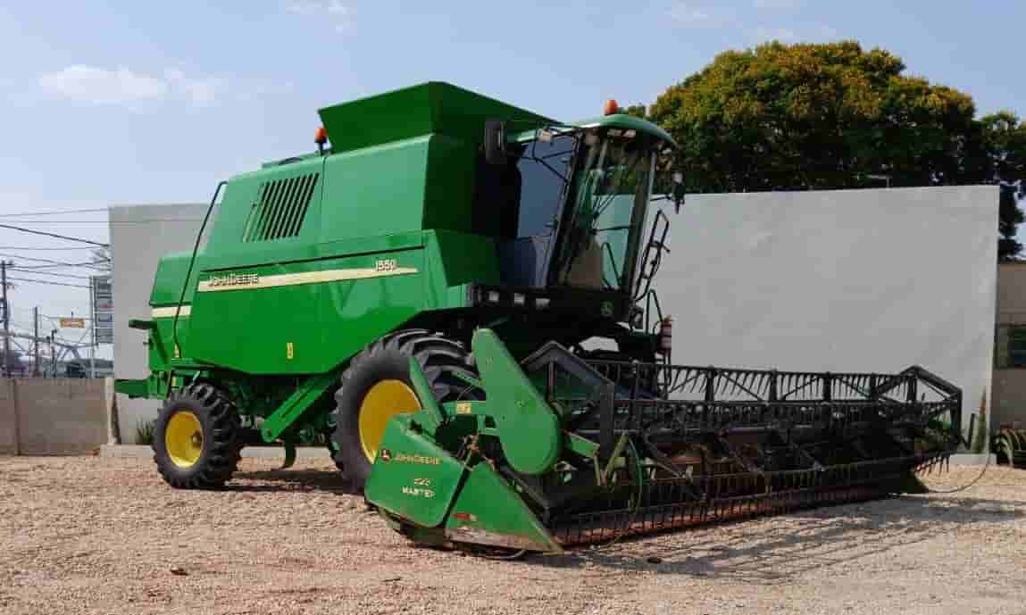 Colheitadeira John Deere JD 1550 2003 - imagem de fundo
