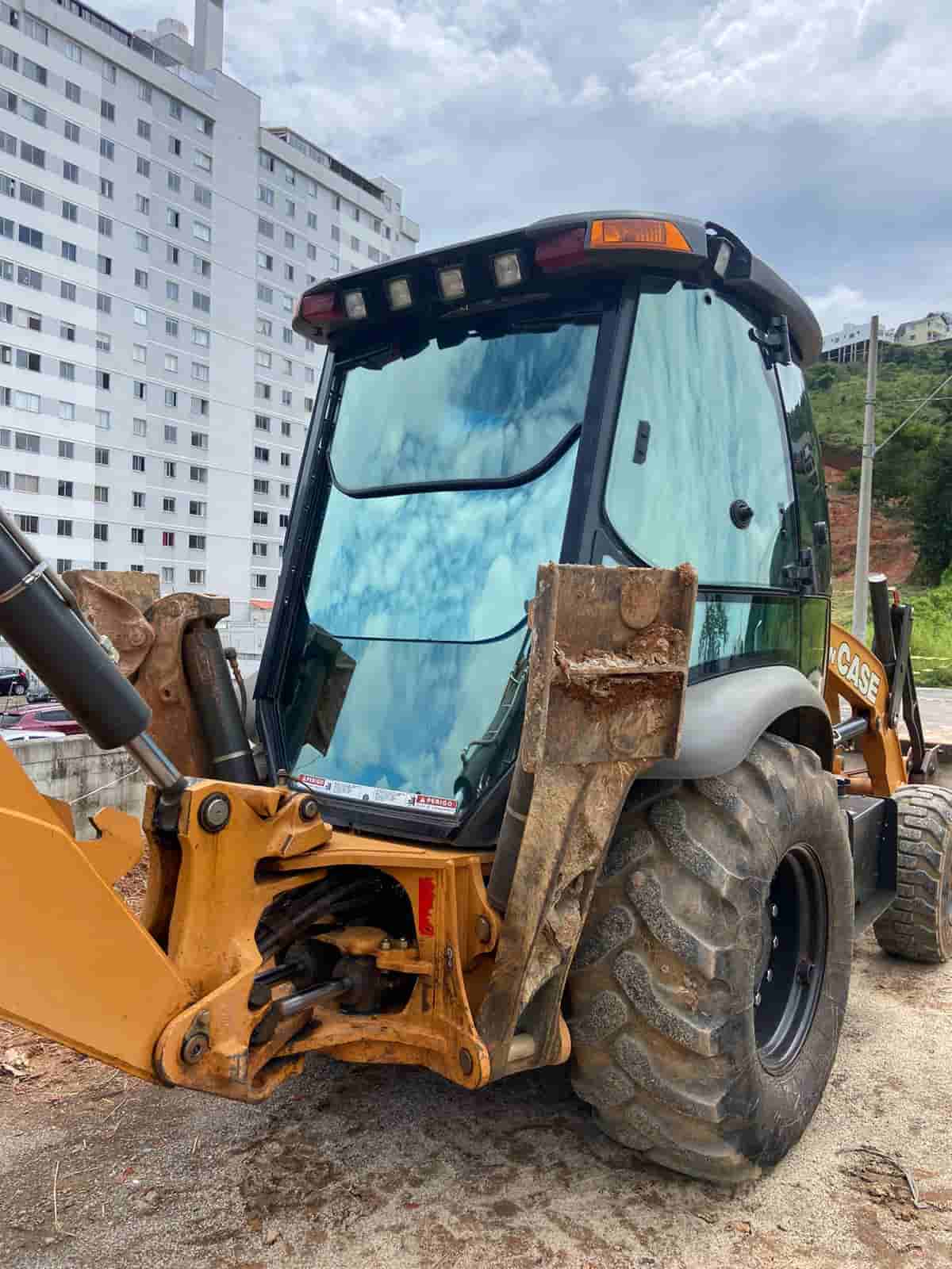 Retroescavadeira Case 580N 2020 - imagem de fundo