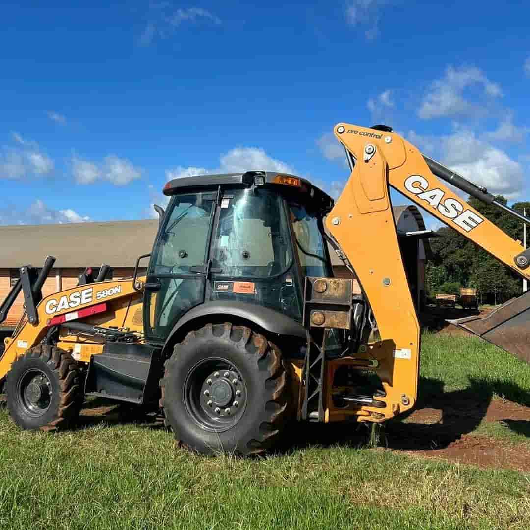 Retroescavadeira Case 580N 2020 - imagem de fundo