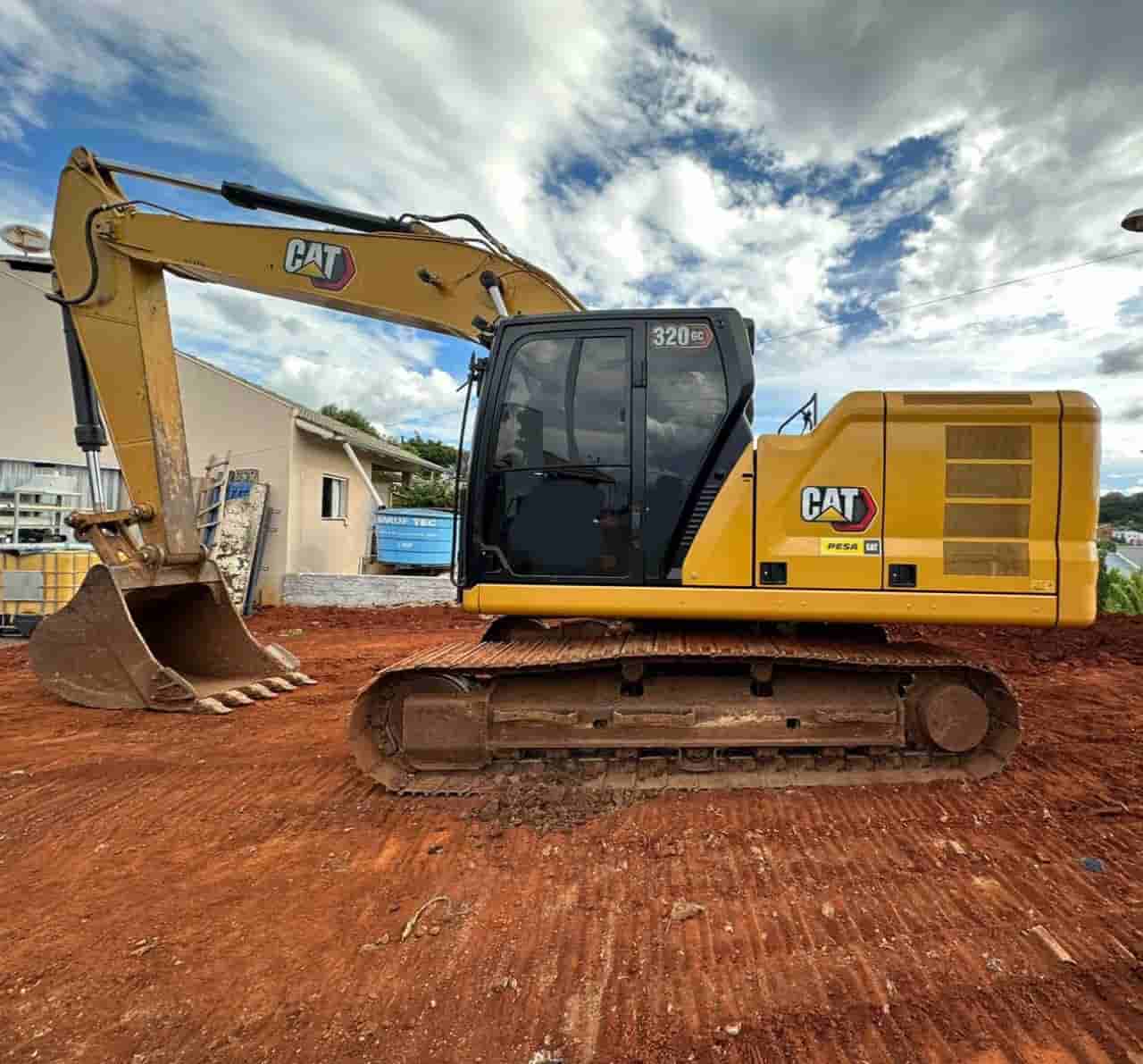 Escavadeira Caterpillar 320GC 2021 - imagem de fundo