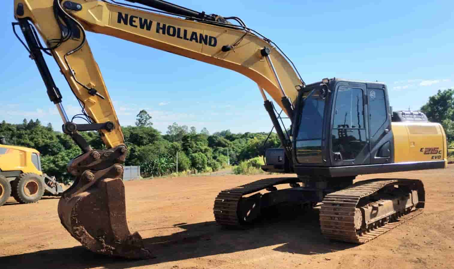 Escavadeira New Holland E215c Evo 2022 - imagem de fundo