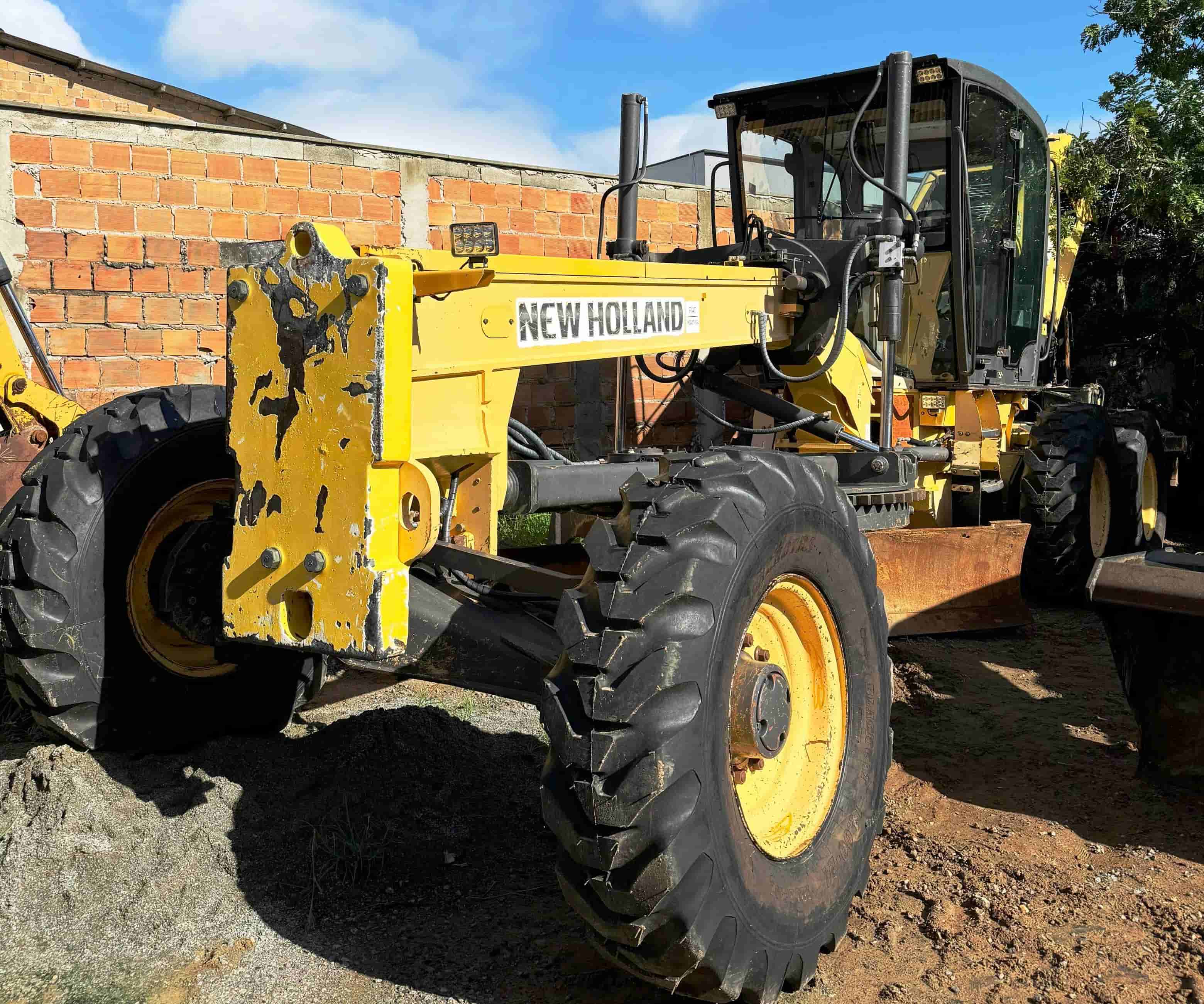 Motoniveladora New Holland RG 140B 2011 - imagem de fundo