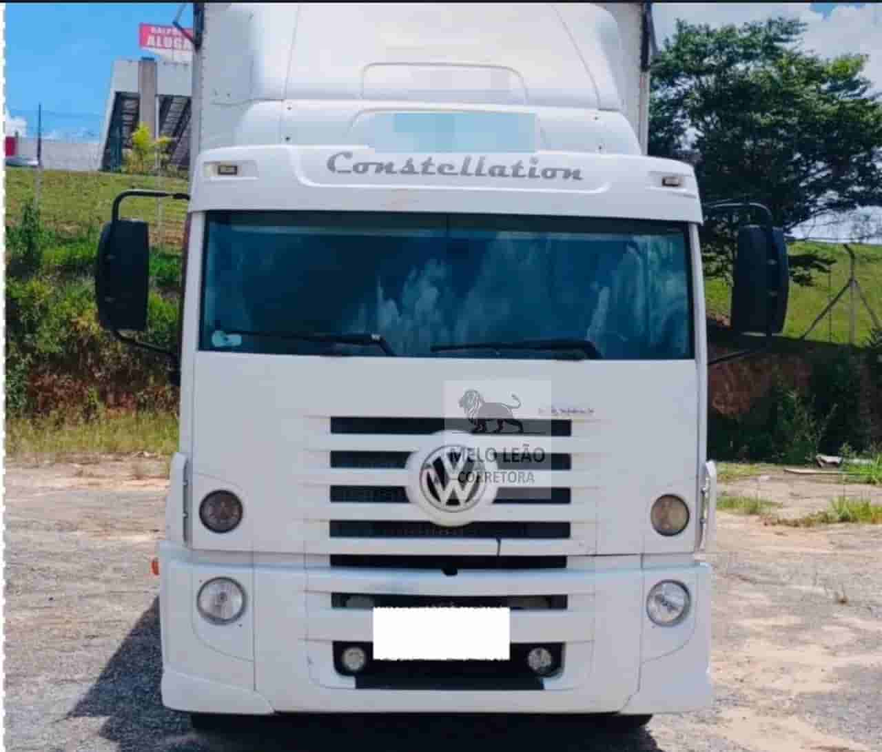 Caminhão Baú Volkswagen 13.180 Const 4x2 2011 - imagem de fundo