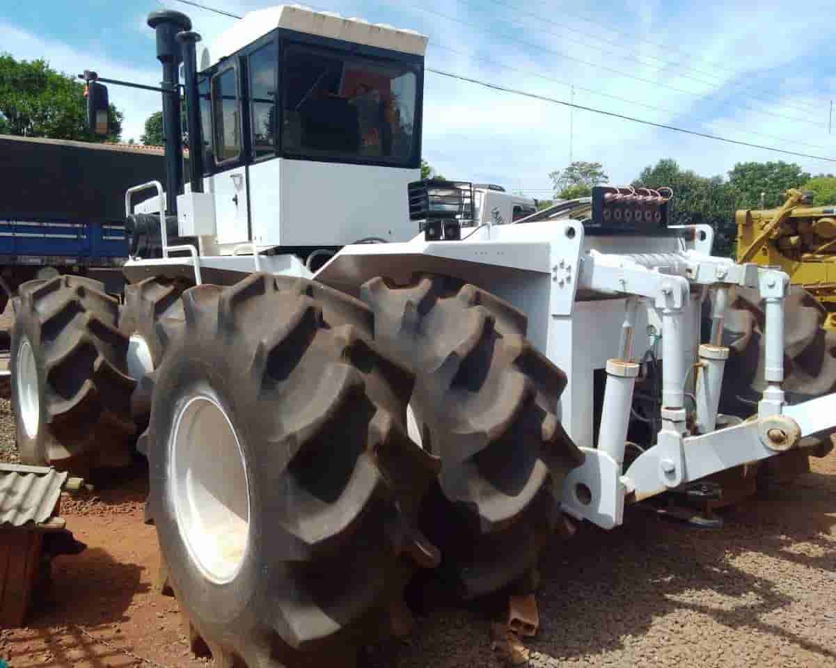 Trator Pneu Müller TM25 1984 - imagem de fundo
