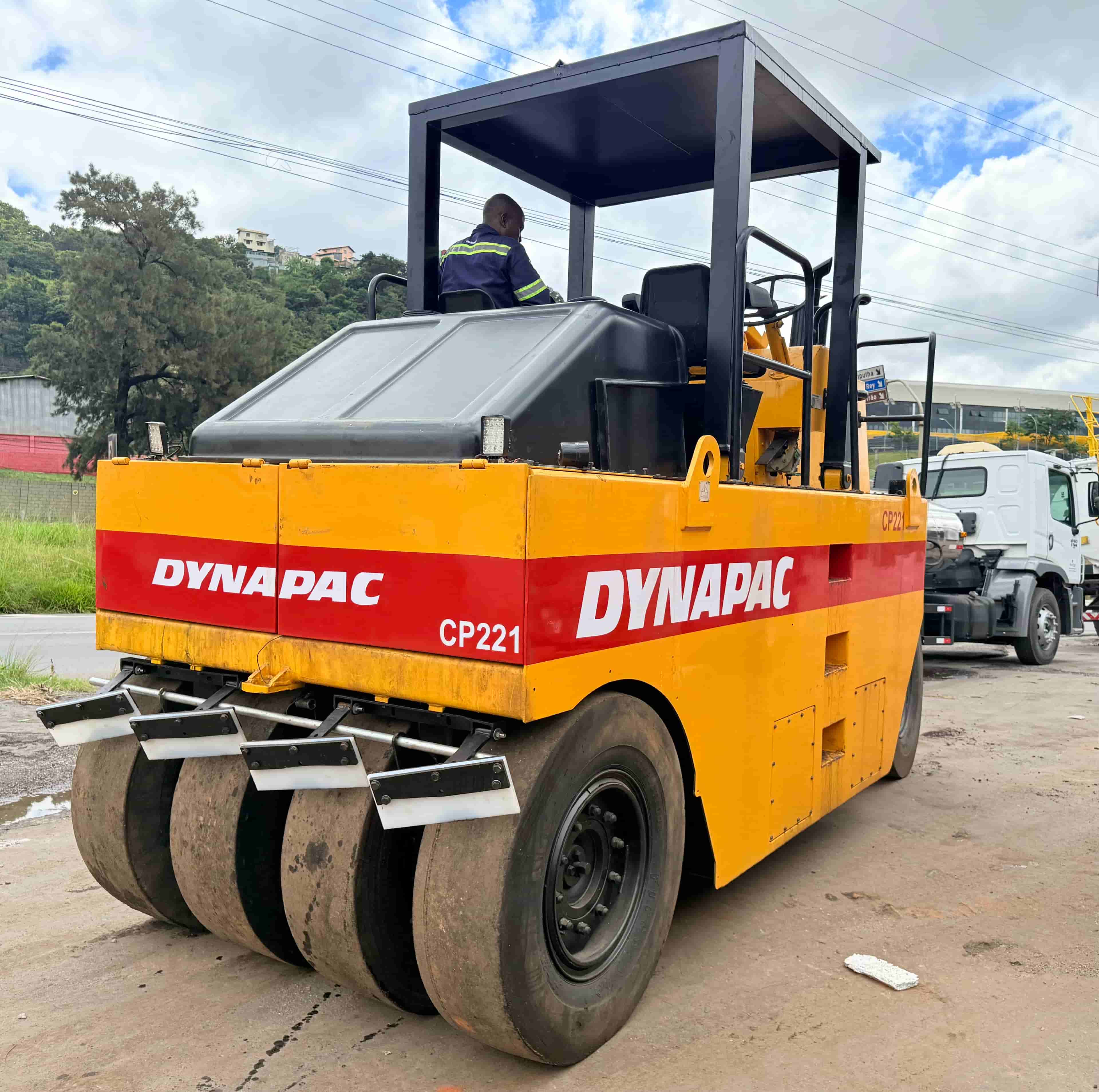 Rolo Compactador de Pneu Dynapac CP221 2003 - imagem de fundo
