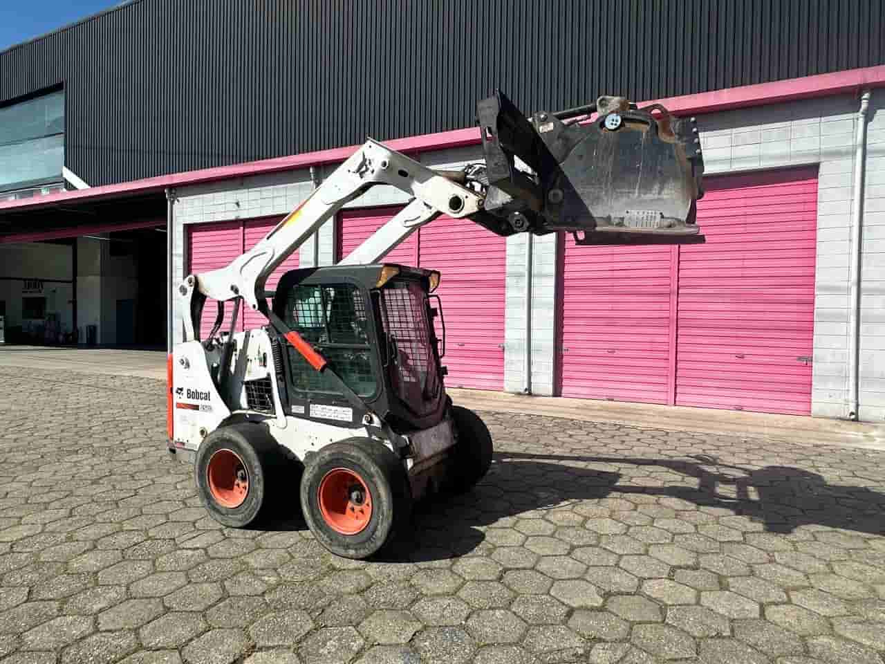 Mini Carregadeira Bobcat S570 2018 - imagem de fundo