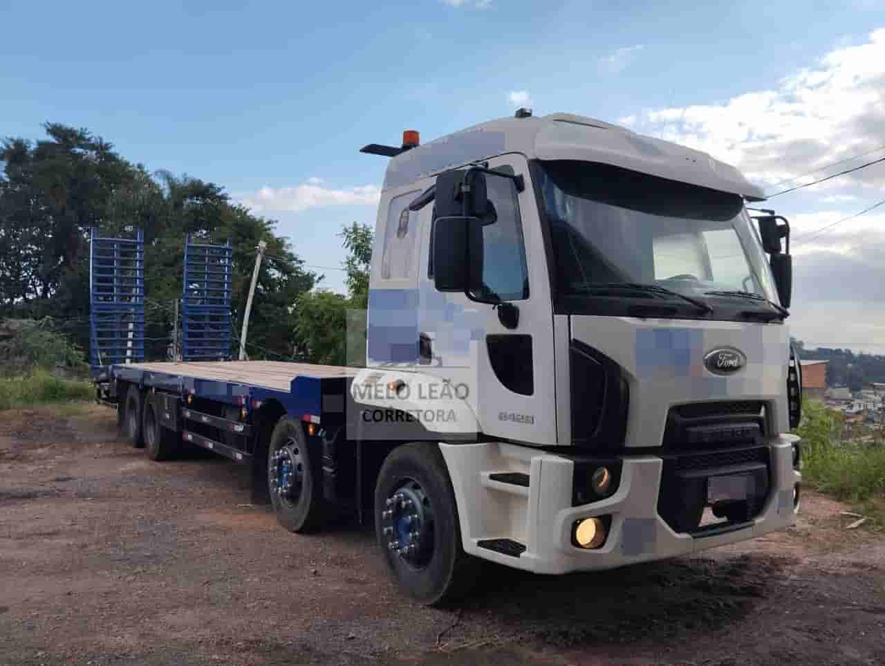 Ford Cargo com Plataforma Ford Cargo2429 2013 - imagem de fundo
