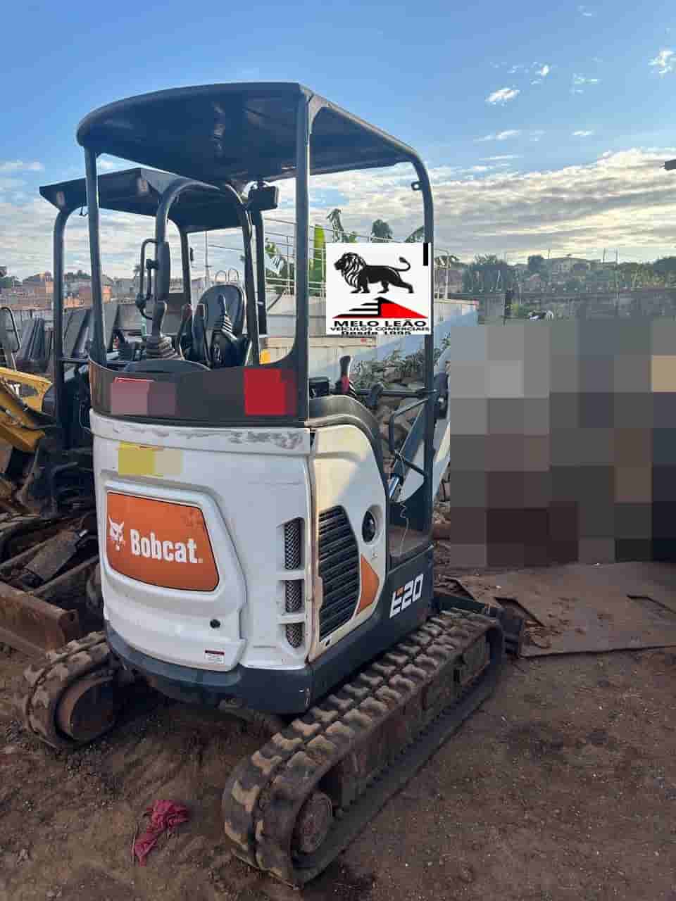 Mini Escavadeira Bobcat E20 2021 - imagem de fundo