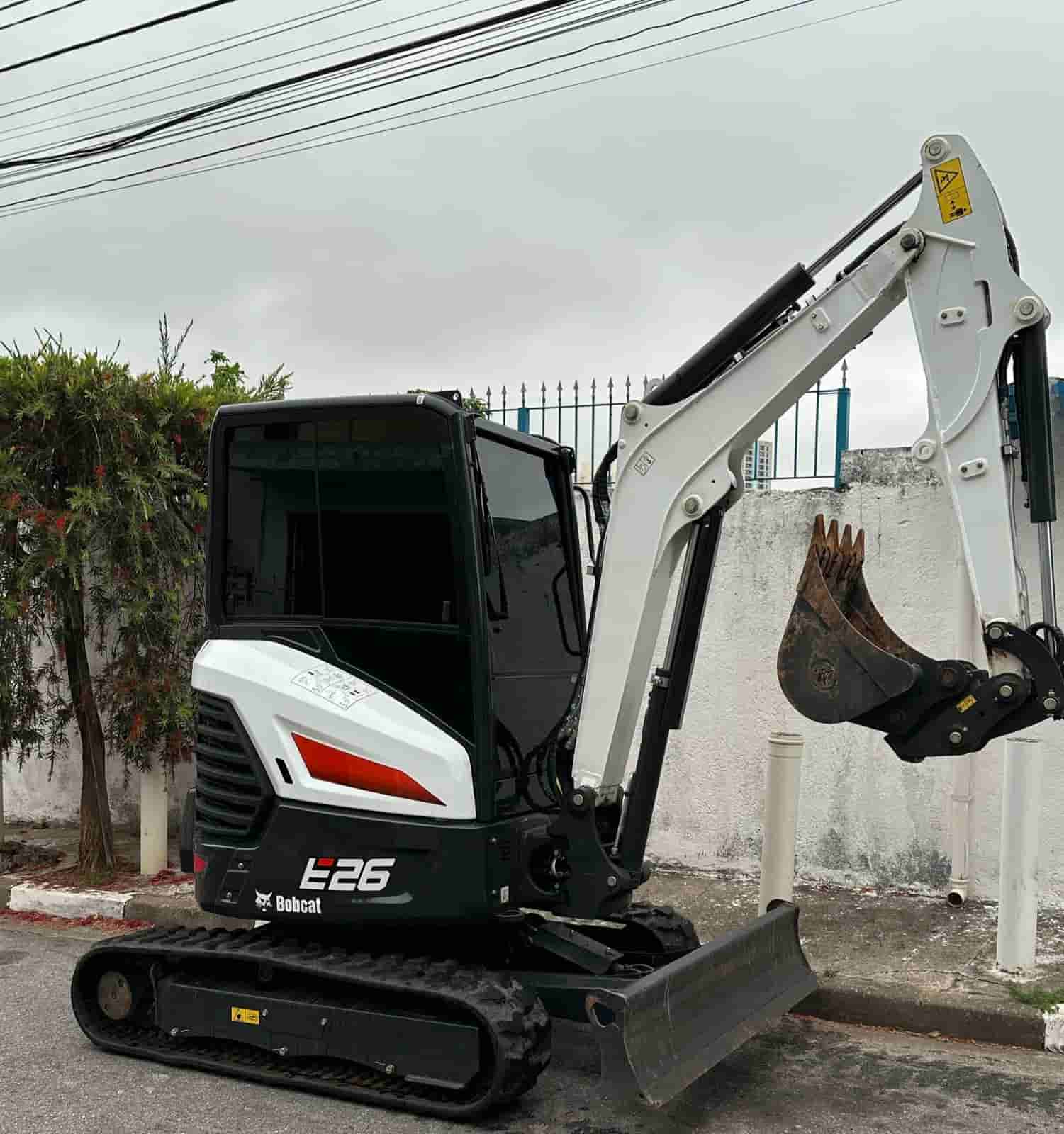 Mini Escavadeira Bobcat E26 2023 - imagem de fundo