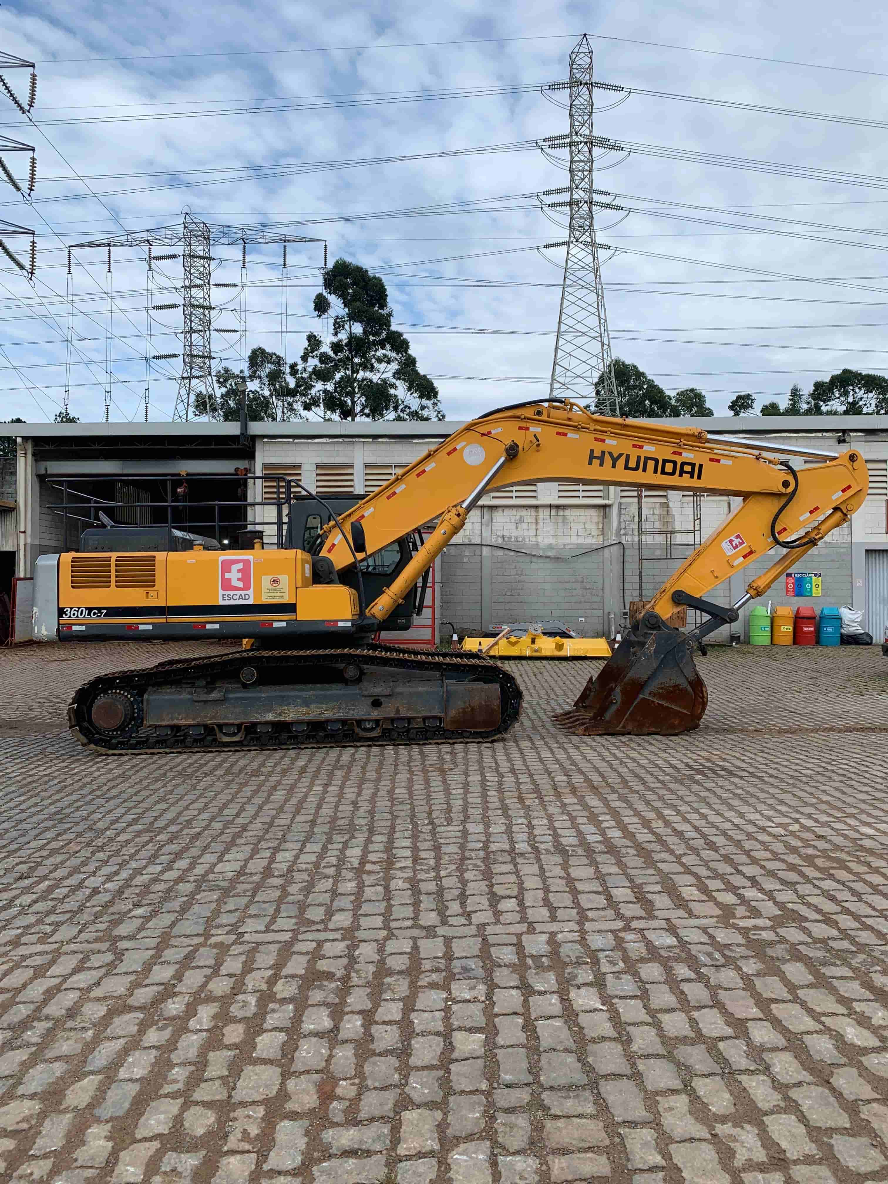 Escavadeira Hyundai R360LC 2007 - imagem de fundo