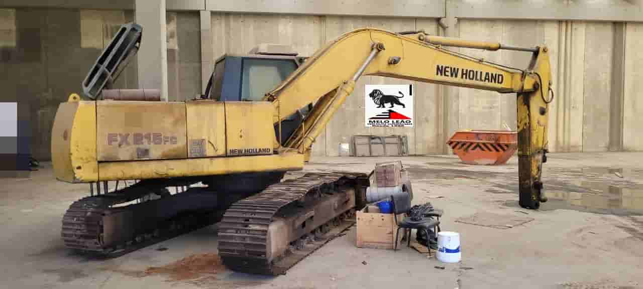 Escavadeira de Esteira New Holland FX215FC 2005 - imagem de fundo