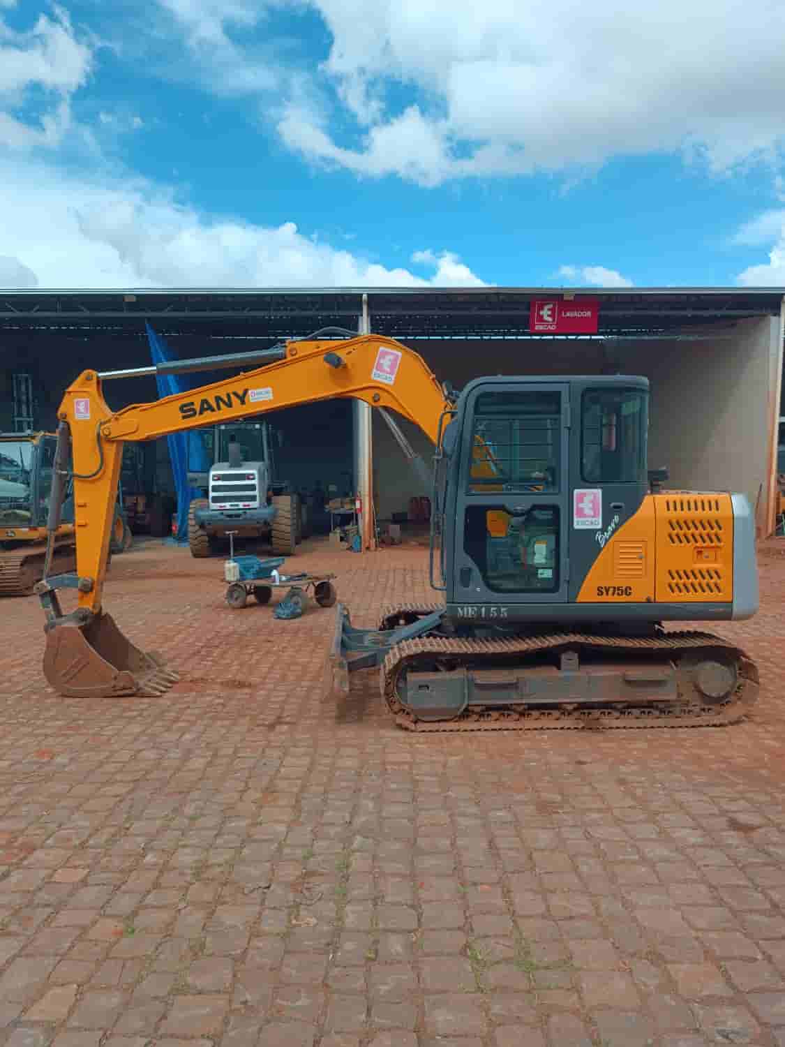 Mini Escavadeira Sany SY75C 2012 - imagem de fundo