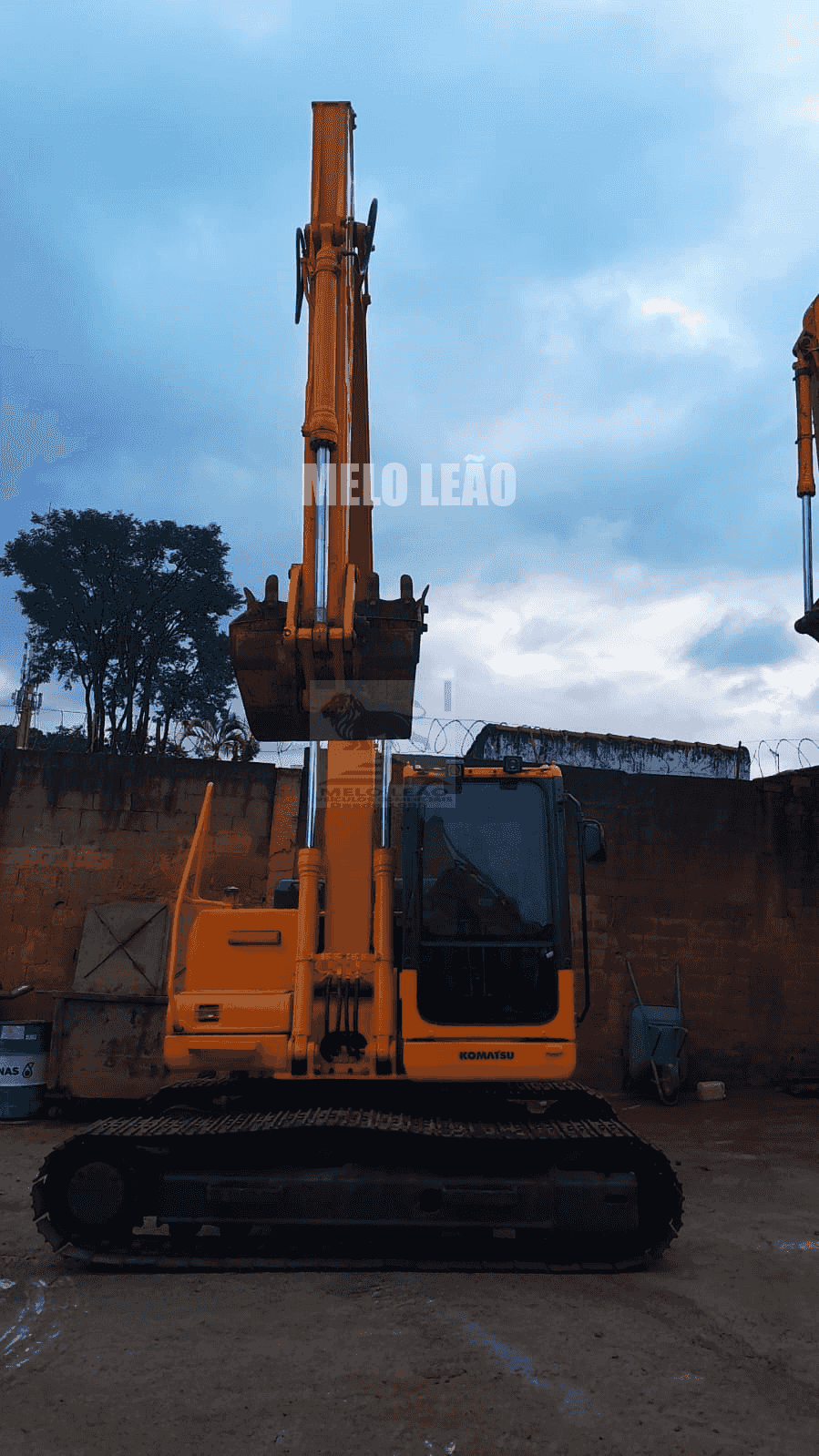 Escavadeira Komatsu PC130-8 2012 - imagem de fundo
