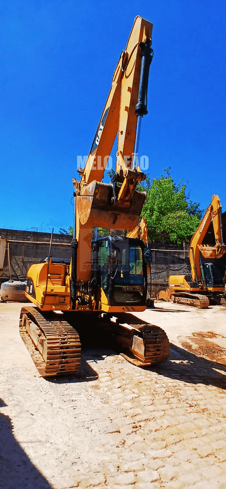 Escavadeira Caterpillar 315DL 2012 - imagem de fundo