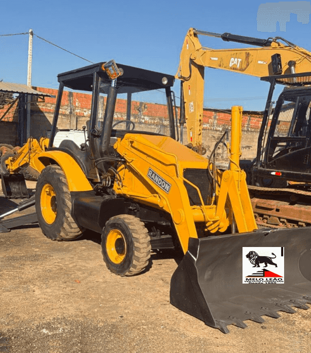 Retroescavadeira Randon RD406 4x4 2013 - imagem de fundo