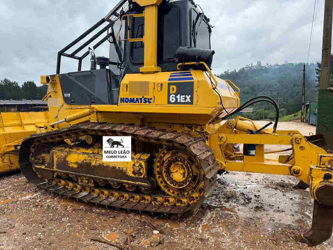 Trator de esteira Komatsu D61-EX 2014 - imagem de fundo