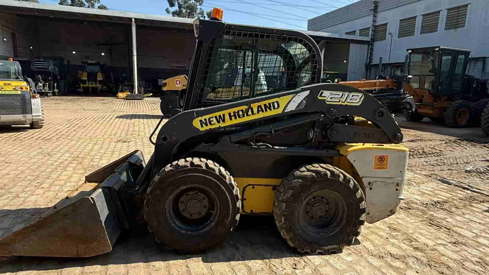 Mini Carregadeira New Holland L218 2012 - imagem de fundo