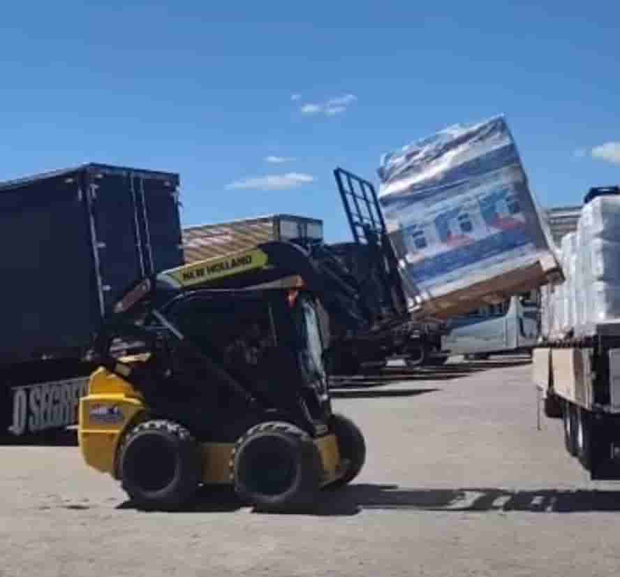 Mini Carregadeira New Holland L318 2017 - imagem de fundo