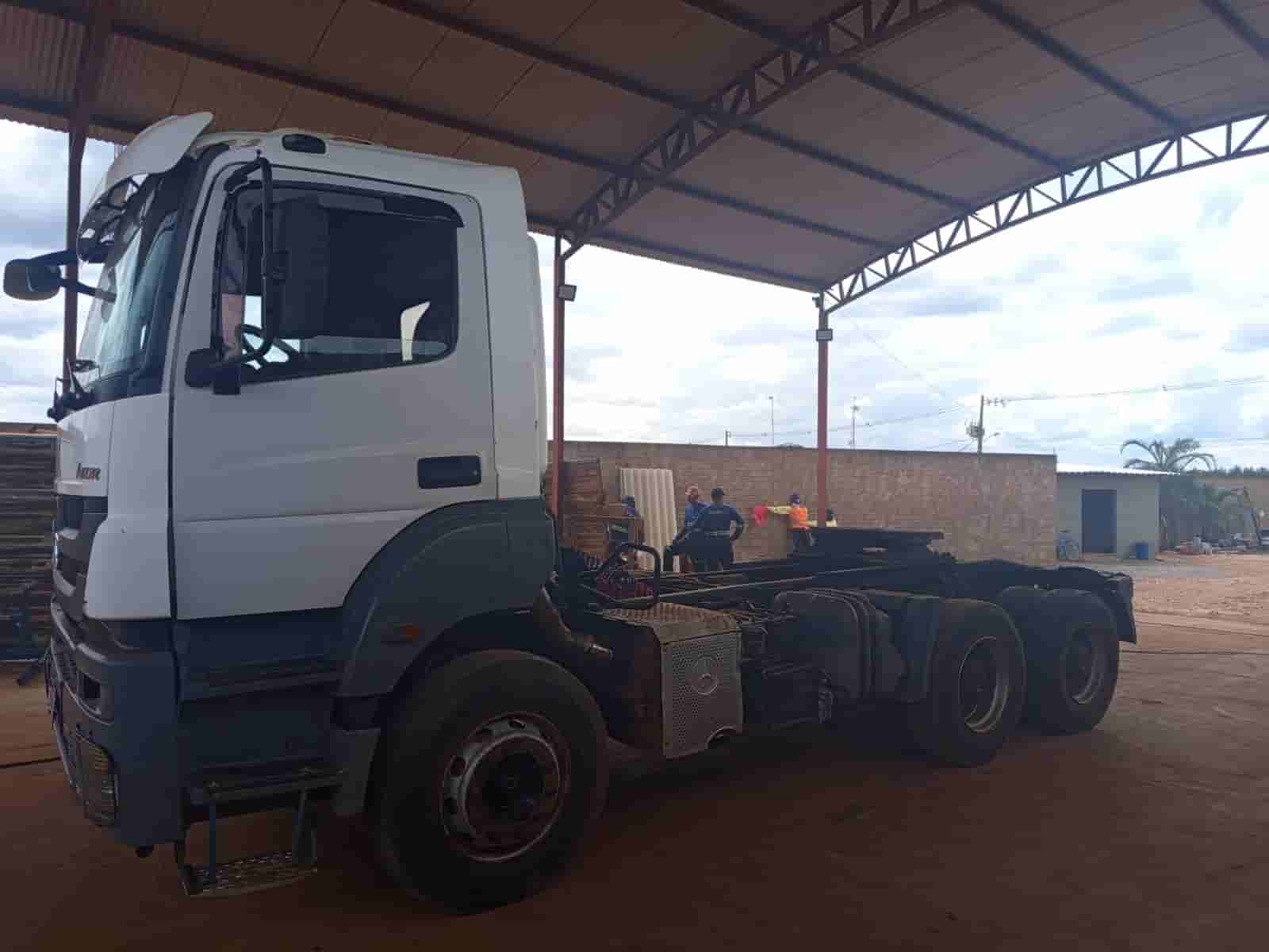 Caminhão Mercedes Benz axor 3344 2017 - imagem de fundo