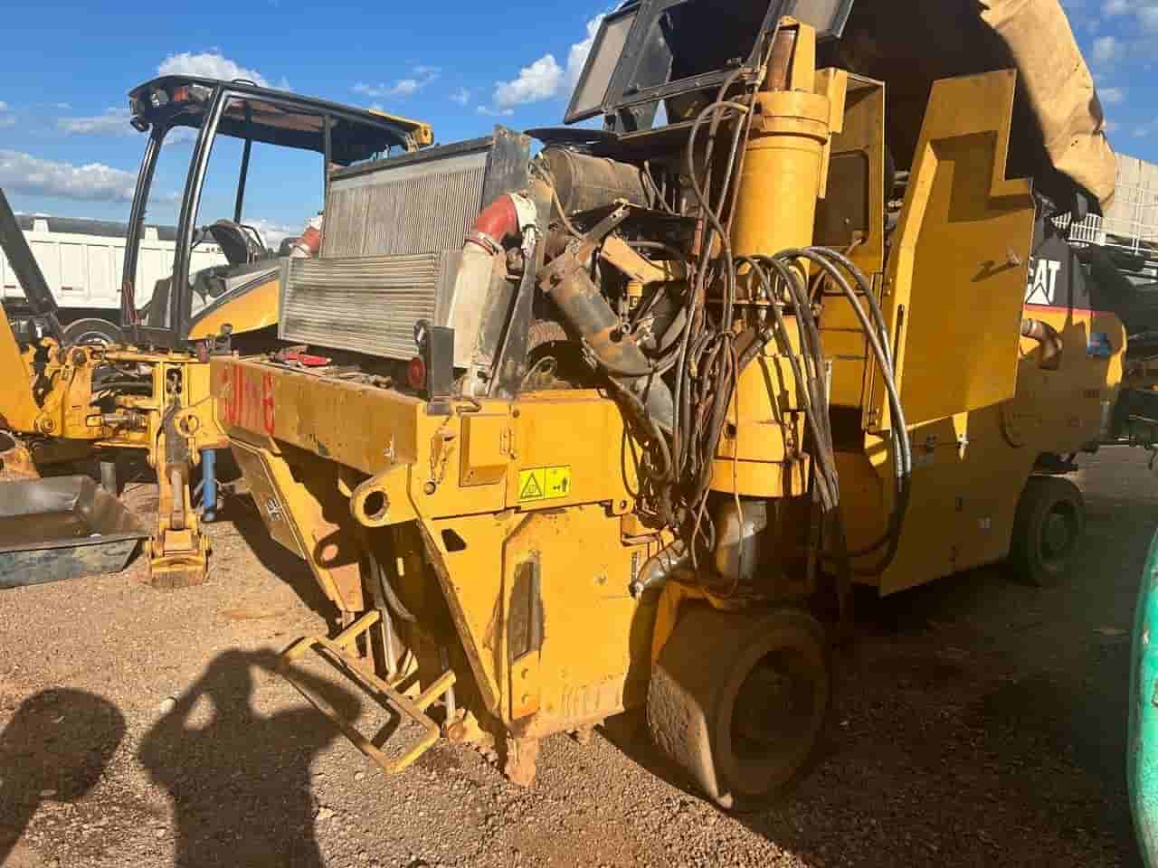 Fresadora de asfalto Caterpillar PM102 2009 - imagem de fundo