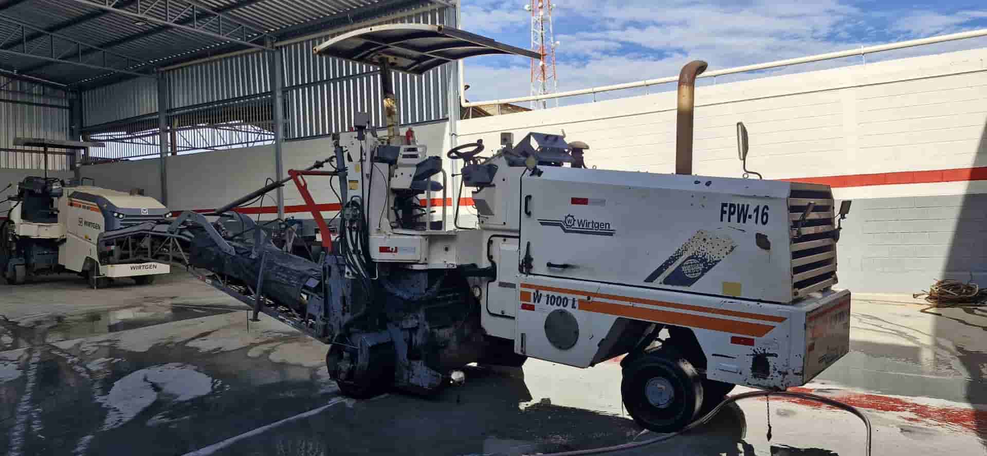 Fresadora de asfalto Wirtgen W1000L 2006 - imagem de fundo