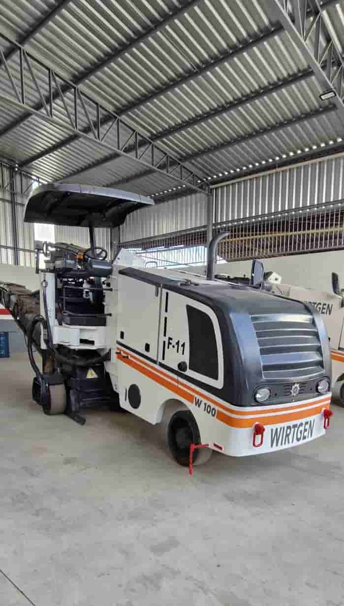 Fresadora de asfalto Wirtgen W100F 2013 - imagem de fundo